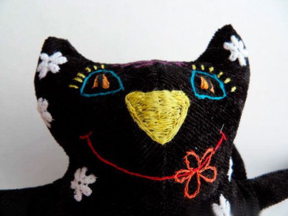 Чёрный котик с вышивкой